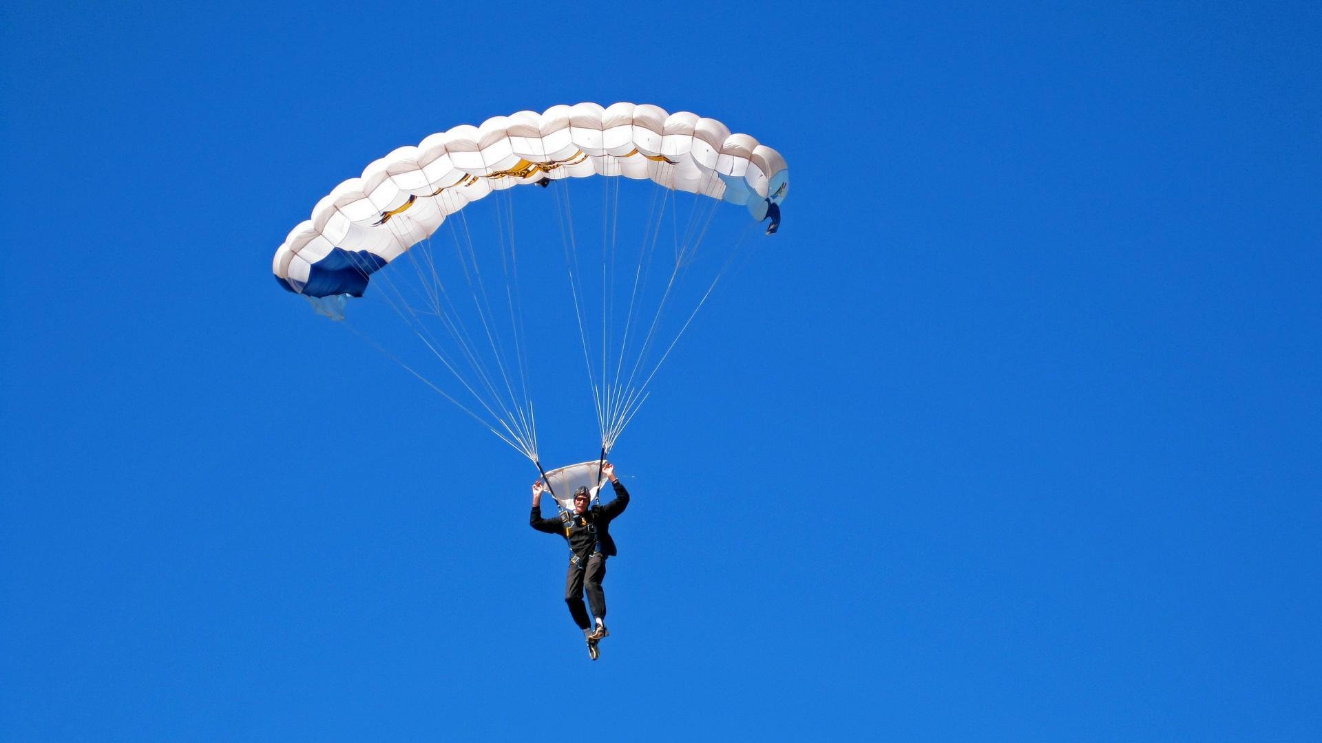 _极光徒步探险：在北极光下奔跑_，到北极看极光旅游团