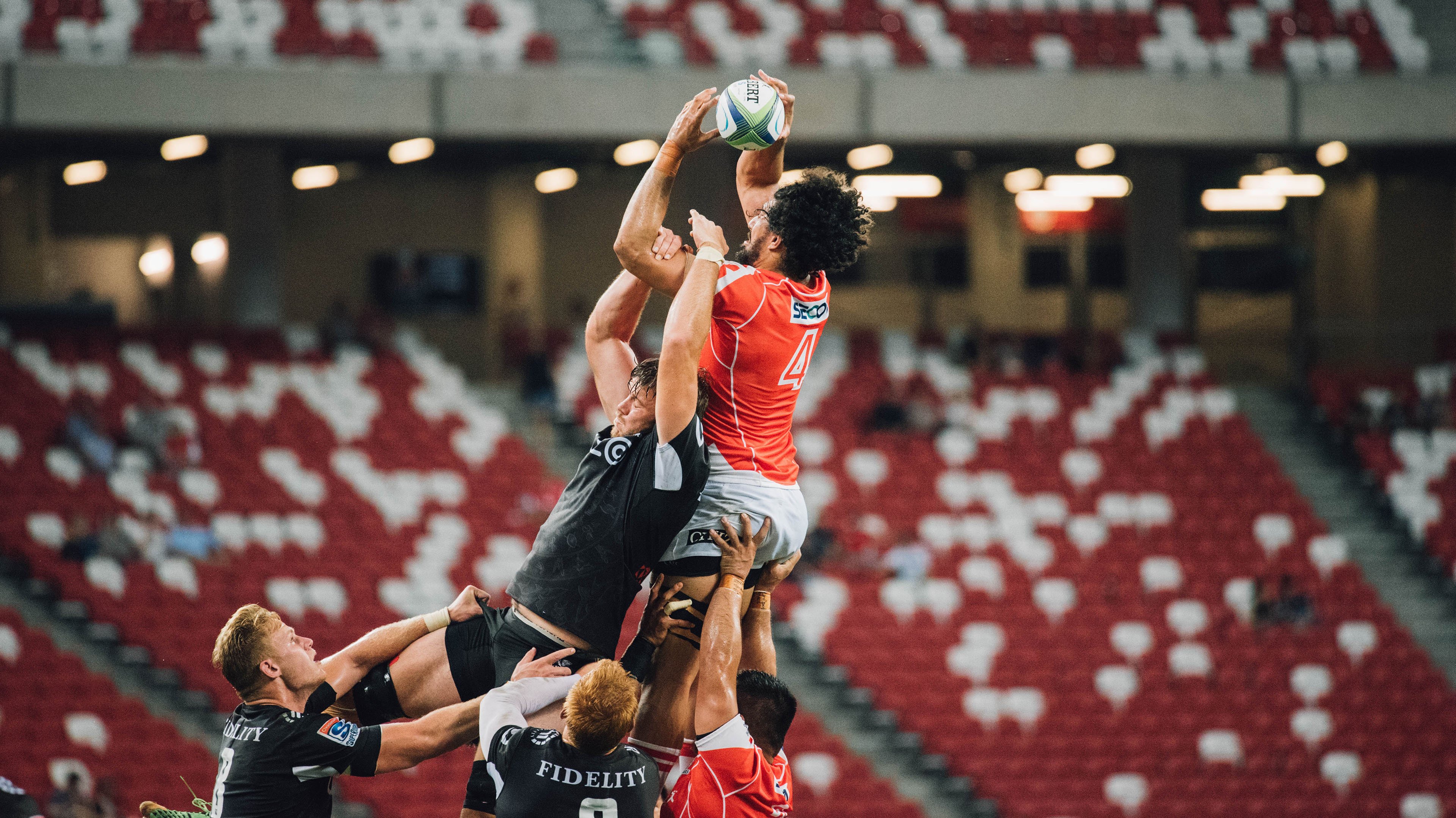 瑞士替补席自带小木屋取暖，观众羡慕疯了，瑞士的小木屋